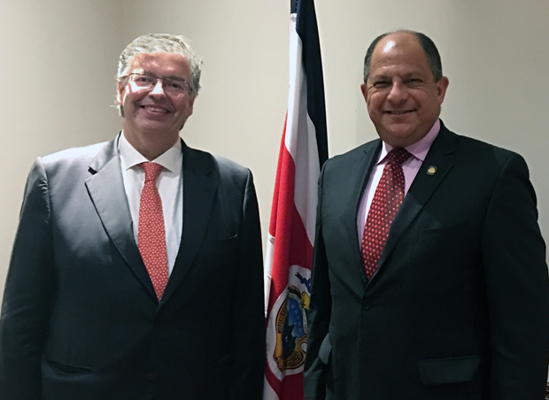Imagen del recibimiento del presidente de Costa Rica a Cornet