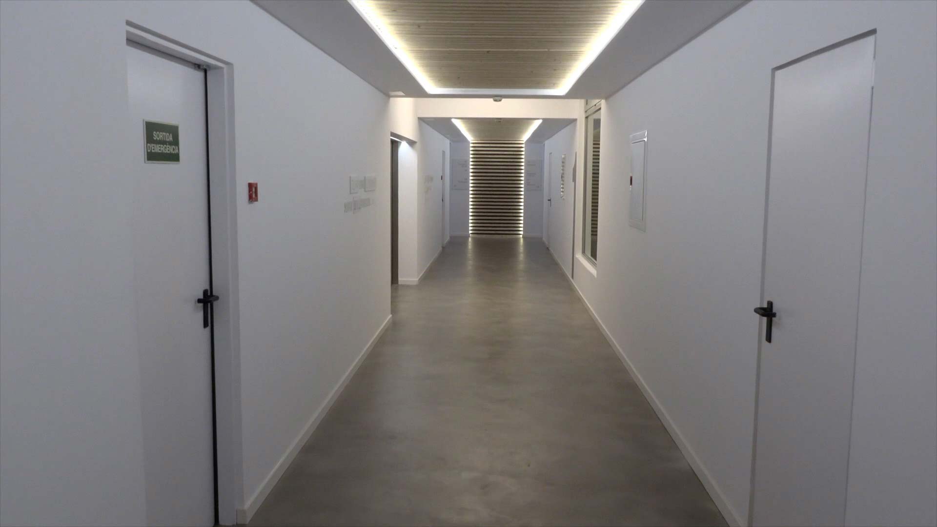 Imagen Edificio Nexus I pasillo con salida de emergencia