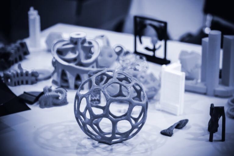 Piezas metálicas fabricadas con impresión 3D metal sobre mesa de laboratorio industrial